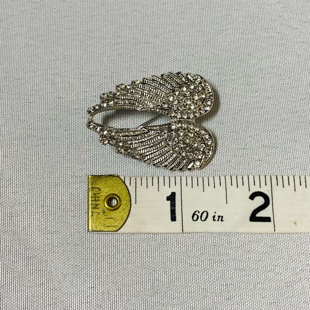 ⭐️ Feathered Angel Wings Rhinestone Embellished Heart Brooch Pin - Picture 6 of 7